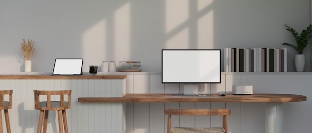 Minimo spazio di coworking scandinavo interno con mockup di computer desktop e tablet