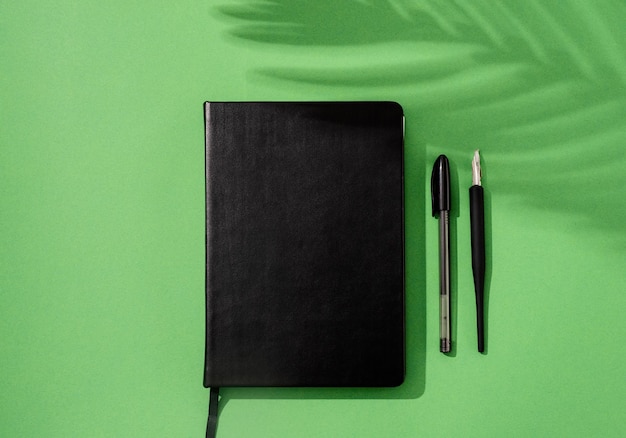 Calendario vuoto in stile minimal per mock up, notebook, occhiali alla moda, orologio e matita su sfondo bianco