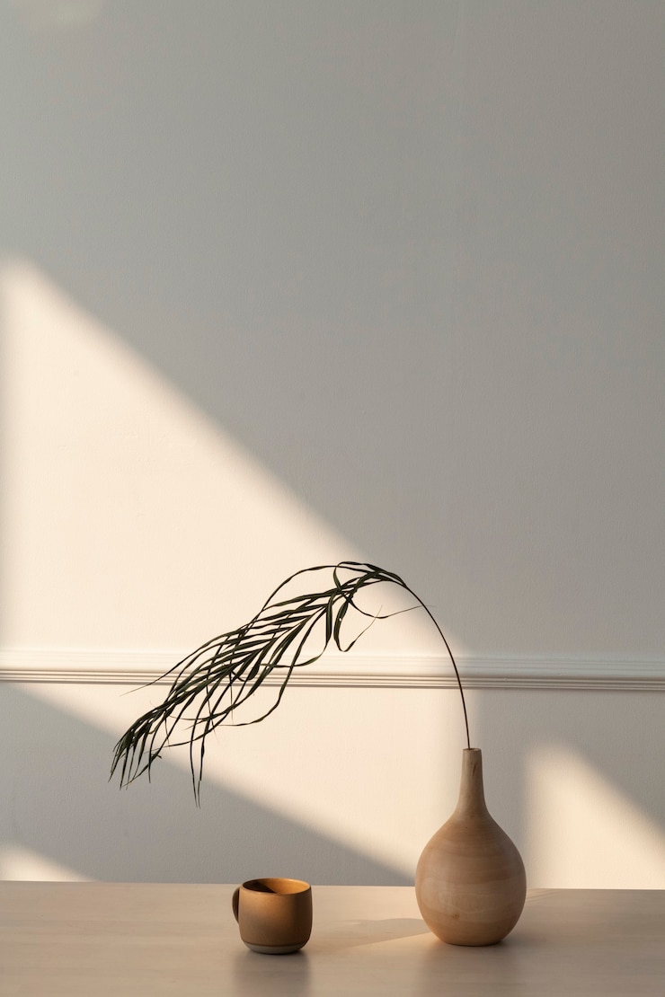 Photo 自然光が差し込む白い部屋にある最小限の木の花瓶