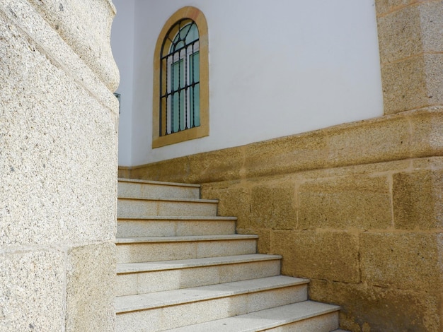 Minimale eenvoudige trappen van beige kleur tussen gebouwenmuren buiten in Avila Castille Leon, Spanje