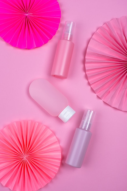 Minimale moderne compositie met roze cosmetische flessen