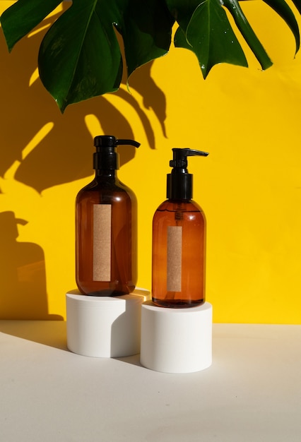 Minimale moderne cosmetische producten worden weergegeven met twee buizen op gele en grijze achtergrond met schaduwoverlay