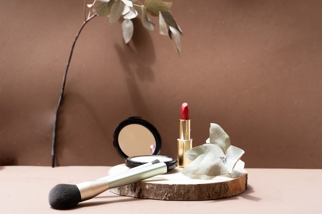 Minimale moderne cosmetische scène met make-upborstels, poeder, lippenstift, neutrale beige achtergrond