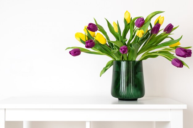 Minimale samenstelling, Scandinavische Scandinavische hygge-stijl, interieur, moederdag tulpen in groene vaas