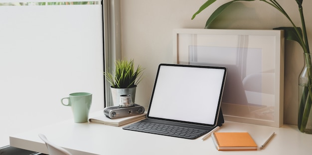 Minimale werkplek met tablet met leeg scherm