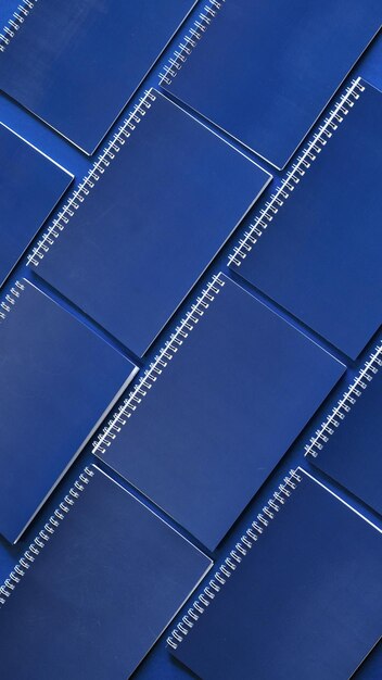 Minimale werkruimte met blauwe notebooks op een blauwe achtergrond Office concept Mockup Top view