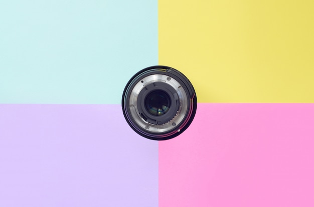 파란색, 보라색, 분홍색 및 노란색 배경에 사진 렌즈로 미니멀리즘