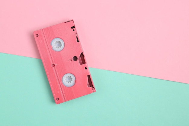 Minimalisme creatieve lay-out Roze videocassette op roze blauwe achtergrond Minimalisme Bovenaanzicht Plat leggen