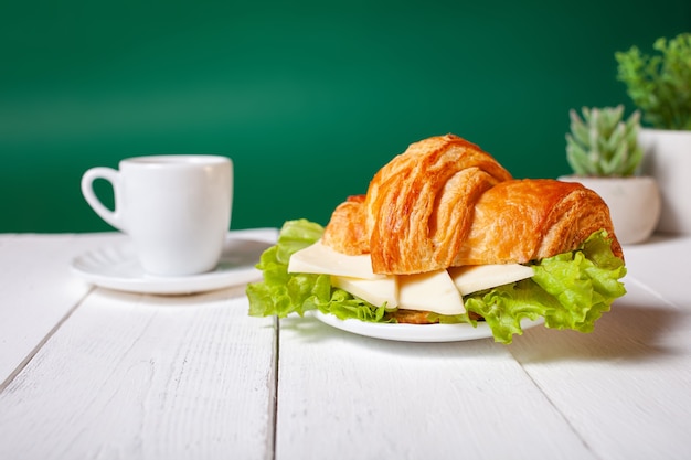 Minimalisme, eten. Croissant met kaasworstgreens.