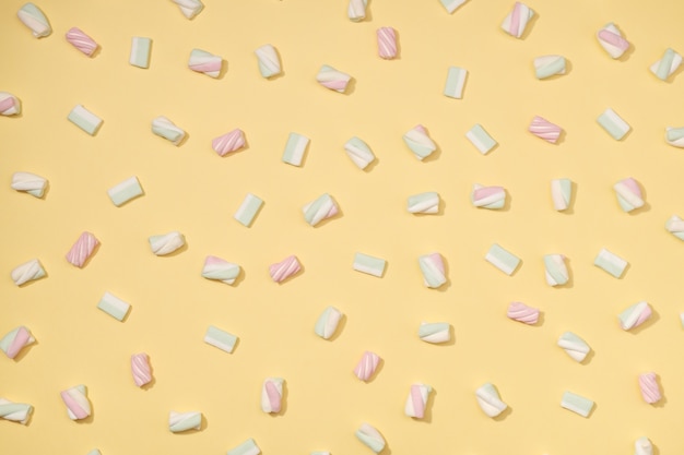 Minimalisme van zoete marshmallows op een pastelstrogele achtergrond