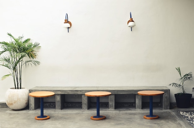 Photo minimalist coffee shop tables and chairs