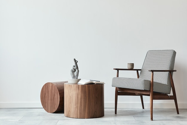 Фото Минималистичная композиция скандинавской гостиной с дизайнерским креслом, деревянными журнальными столиками, декором, личными аксессуарами и копией пространства в современном домашнем декоре.