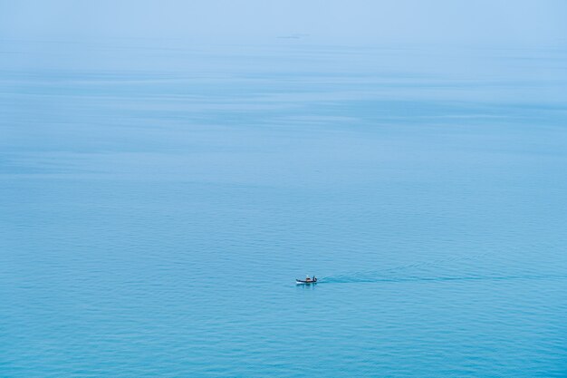 写真 海の海でミニマリストの漁船。