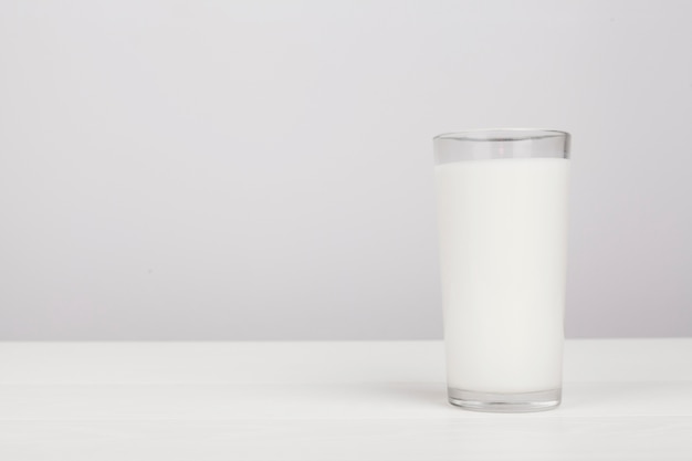 写真 コピースペースを持つ牛乳のシンプルなガラス