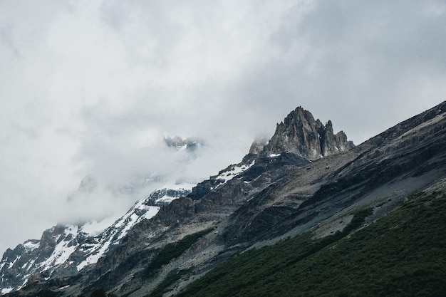 아르헨티나 파타고니아 산의 미니멀리스트 라인.