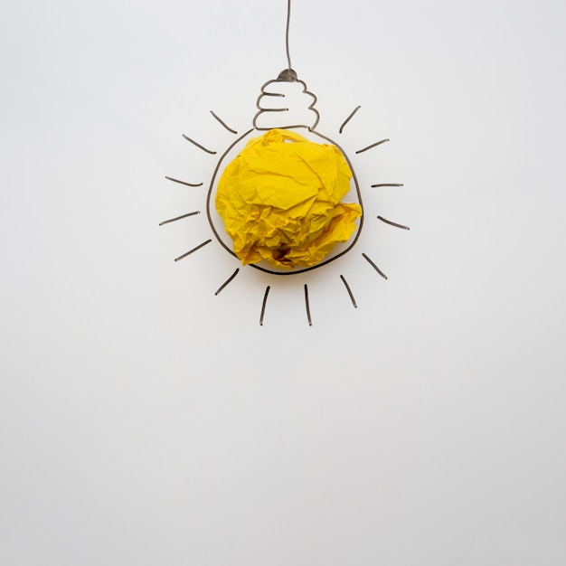 Photo minimalist paper light bulb with copy space