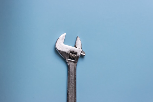 Photo minimalist photo of adjustable wrench with copy space.