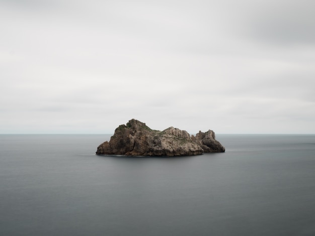 ミニマリストの海景。海岸の日の出。壁紙。