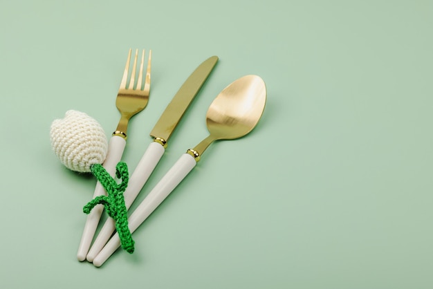 Photo minimalist spring table setting with crocheted tulip traditiona