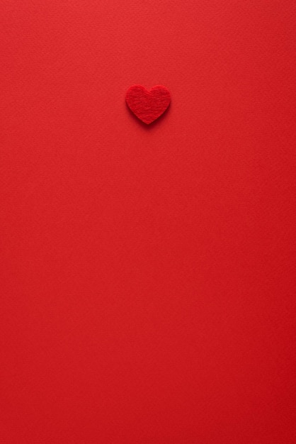 Sfondo minimalista di san valentino con cuore di colore rosso. disposizione piatta con spazio per la copia