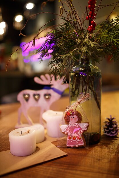 Фото Минималистичный новогодний декор уютный теплый номер с деревянной мебелью.