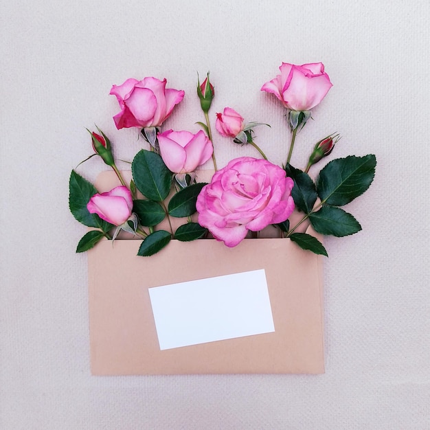 繊細なバラの花束とミニマルなかわいいカード