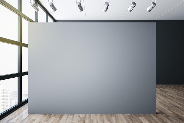 Foto interno minimalista della galleria con parete grigia vuota e vista sulla città