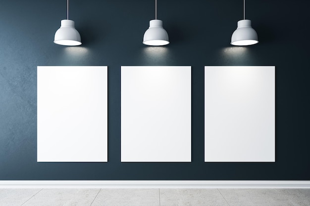 Foto interno di galleria minimalista con tre striscioni vuoti