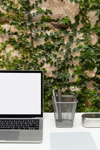 The minimalistic home working desk design