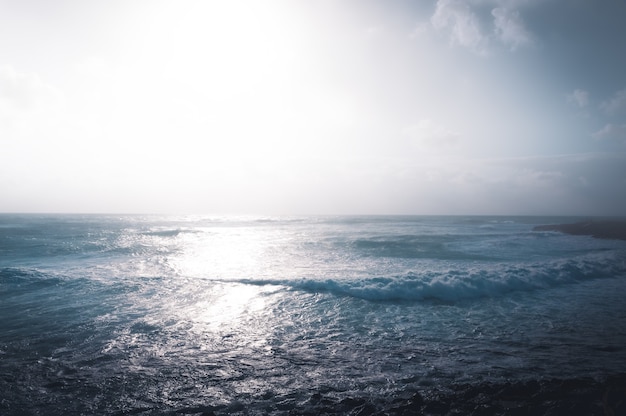 ミニマルな地中海の海の風景