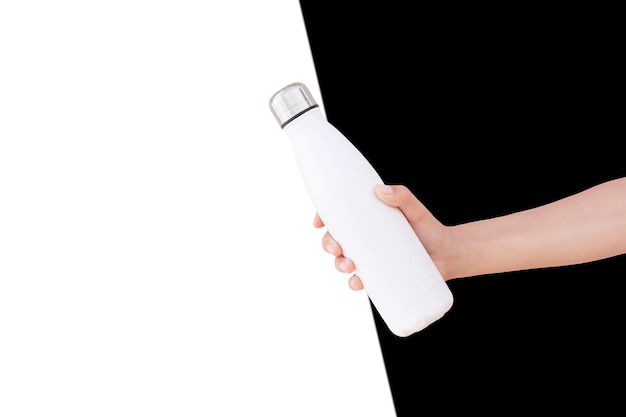 Photo minimalistic portrait of female hand, holding a steel thermo eco bottle