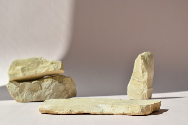 Scena minimalista di una pietra sdraiata su uno sfondo di pietre. passerella per la presentazione di prodotti e cosmetici. vetrina con palco per prodotti naturali. bordatura ecologica.