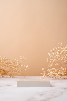 Una scena minimalista di un podio con fiori di gipsofila su fondo beige chiaro