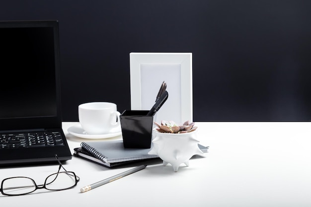 복사 공간이 있는 흑백 색상의 미니멀한 작업장 노트북 안경 및 사무용품