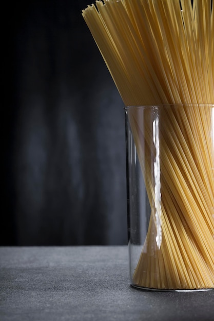 Minimalistisch beeld van spaghetti pasta in een glazen pot close-up