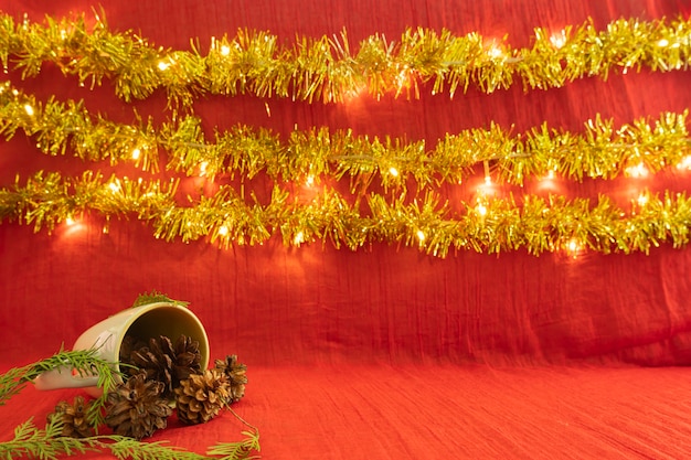 Minimalistisch conceptidee dat producten weergeeft. kerstmis en nieuwjaar background.red, lights, pine flower