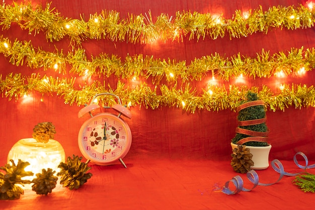 Minimalistisch conceptidee dat producten weergeeft. kerstmis en nieuwjaar background.red, lights, pine flower