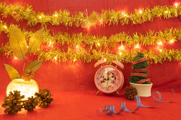 Minimalistisch conceptidee dat producten weergeeft. kerstmis en nieuwjaar background.red, lights, pine flower