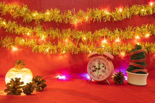 Minimalistisch conceptidee dat producten weergeeft. kerstmis en nieuwjaar background.red, lights, pine flower