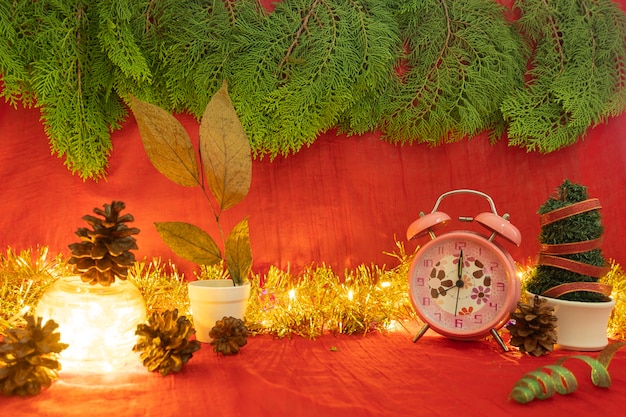 Minimalistisch conceptidee dat producten weergeeft. kerstmis en nieuwjaar background.red, lights, pine flower