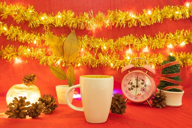 Minimalistisch conceptidee dat producten weergeeft. koffiemok op Kerstmis en Nieuwjaar background.red, lights, pine flowers