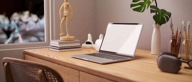 Minimalistisch en comfortabel kantoor aan huis met laptop mockup op houten tafel close-up