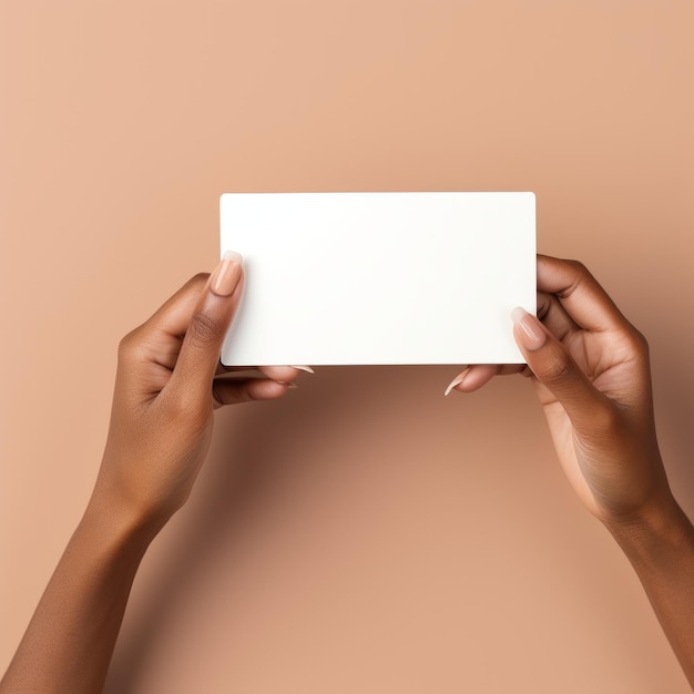Foto minimalistisch grafisch ontwerp zwarte vrouw met een lege kaart mockup