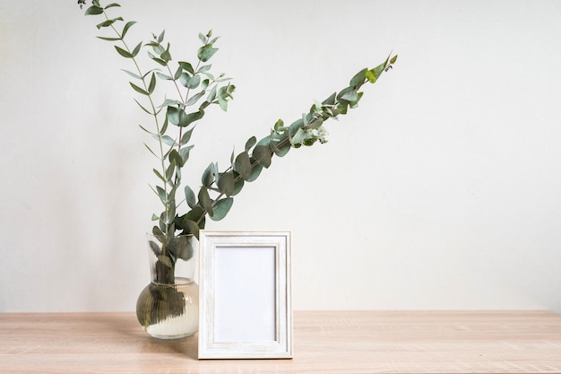 Minimalistisch huisdecor met leeg framemodel op witte muurachtergrond