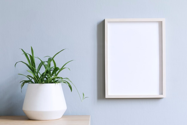 Minimalistisch interieur met fotolijst op de bruine tafel met plant