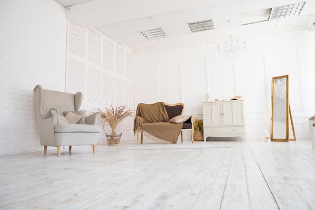 Minimalistisch interieur van slaapkamer of woonkamer. Scandinavische stijl in een fotostudio.