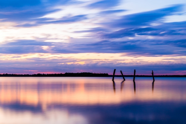 minimalistisch landschap. Kleurrijke lucht en de zee weerspiegeld in de zonsondergang tijd