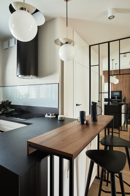 Minimalistisch modern bruin paneelkeukeninterieur met ingebouwde keuken en kookeiland. Geometrische vormen en vormen. Sjabloon.