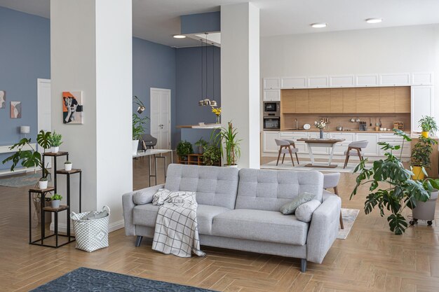 Minimalistisch modern interieurontwerp enorm licht appartement met een open plan in Scandinavische stijl in witblauwe en donkerblauwe kleuren met kolommen in het midden inclusief keuken, kantoor en woonkamer