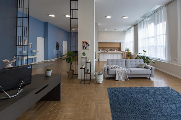 Minimalistisch modern interieurontwerp enorm licht appartement met een open plan in Scandinavische stijl in witblauwe en donkerblauwe kleuren met kolommen in het midden inclusief keuken, kantoor en woonkamer